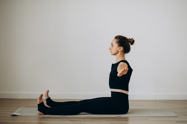 Pilates di pratica della donna alla palestra di yoga