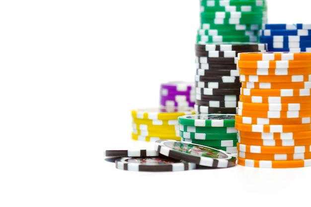 Pile di fiches da poker isolate su sfondo bianco