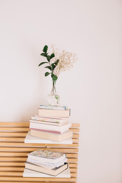 Pile di libri e quaderni con bouquet