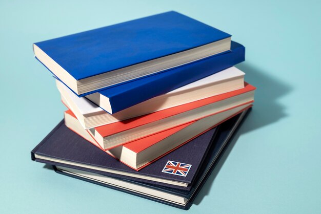 Pile di libri inglesi sul tavolo dello spazio di lavoro
