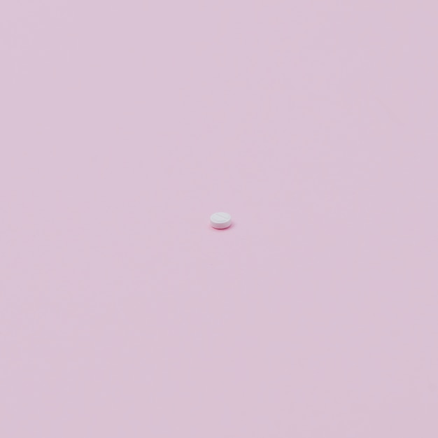 Pillola su sfondo rosa
