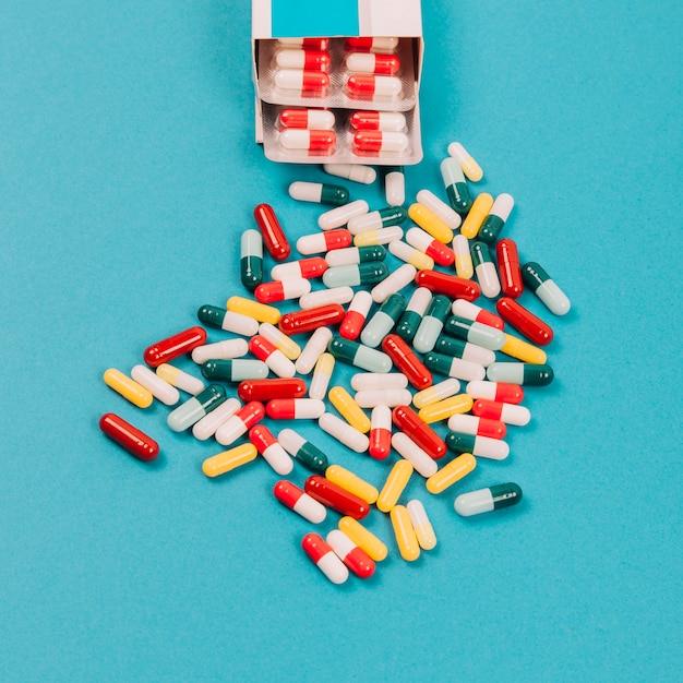 Pillole colorate e pacchetto