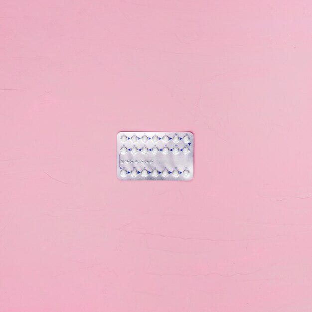 Pillole di vista superiore su fondo rosa