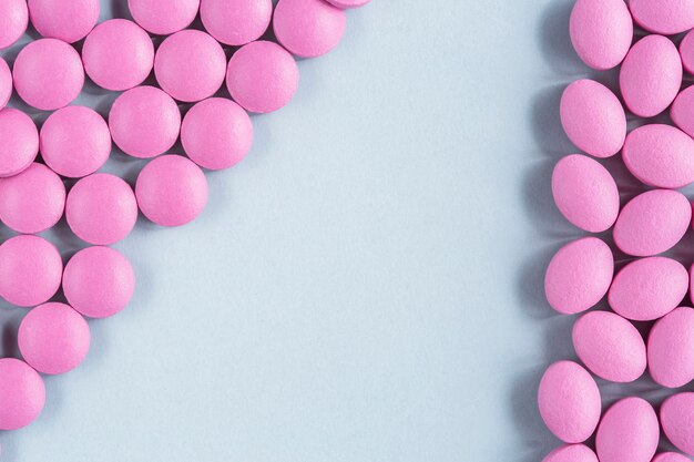 Pillole rosa su sfondo isolato