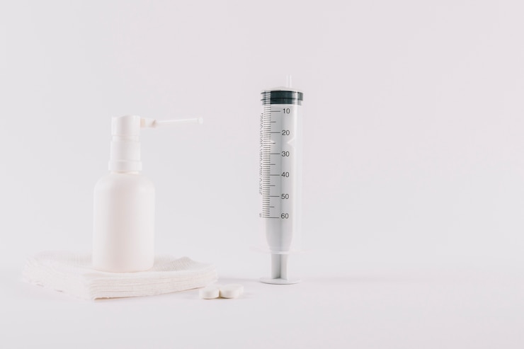 Foto gratuito pillole; spray bianco palloncino pulito su garza medica e siringa vuota per il trattamento