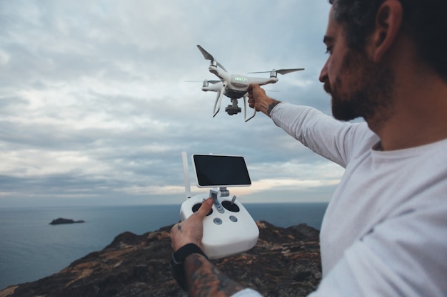 Pilota di droni professionista o fotografo di stock