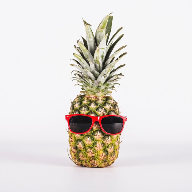 Pinapple divertente con gli occhiali da sole