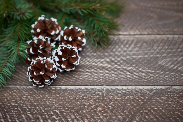 Foto gratuito pini decorati con motivo a neve