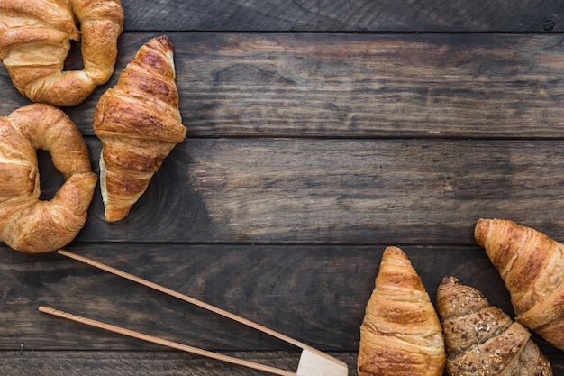 Pinze di legno vicino ai croissant