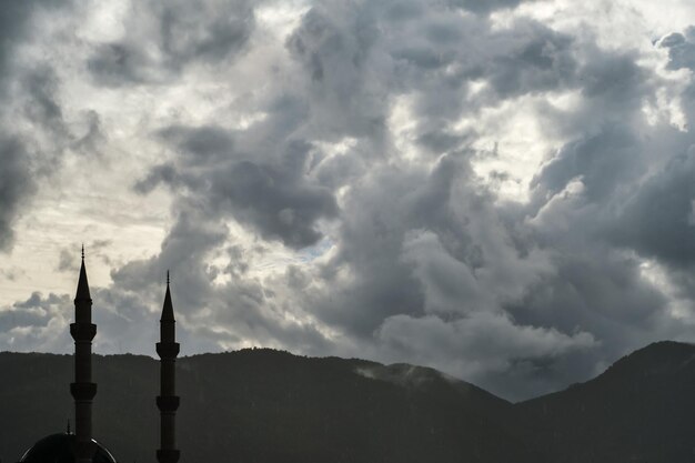 Pioggia nei minareti delle montagne sullo sfondo di montagne e nuvole di pioggia La bellezza della natura del Mar Egeo in Turchia un'idea per uno sfondo o uno schermo per la pubblicità