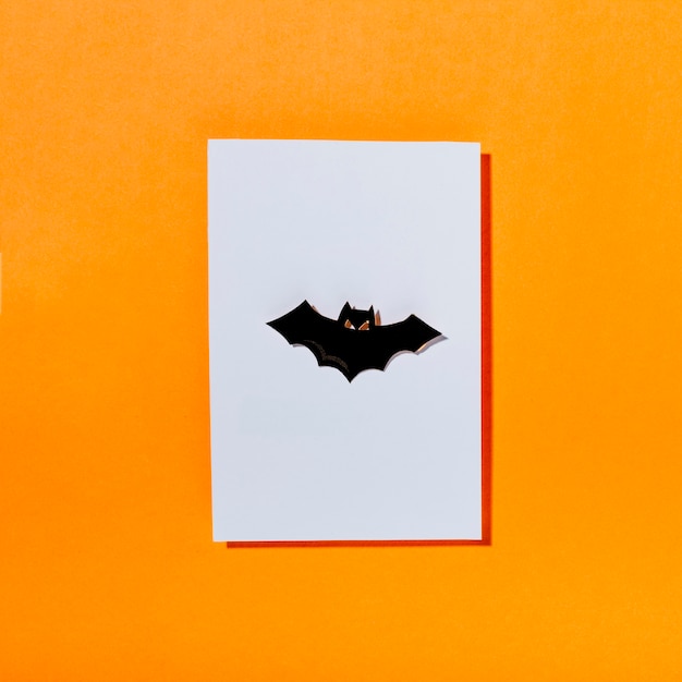 Pipistrello terrificante nero su pezzo di carta bianca