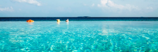 Piscina a sfioro alle Maldive Beauty In Nature Concept