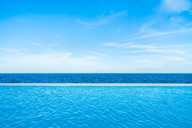 Piscina a sfioro con vista mare e oceano su cielo blu