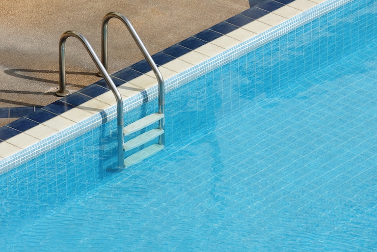 Foto gratuito piscina con scala