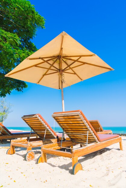 Piscina ombrellone e sedia sulla spiaggia