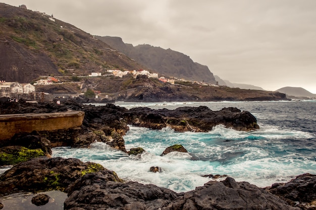 Piscine naturali di Garachico Caleton sotto un cielo nuvoloso durante il giorno in Spagna