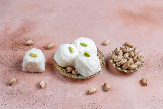 Pishmanie halva filo turco, dolce di zucchero filato.