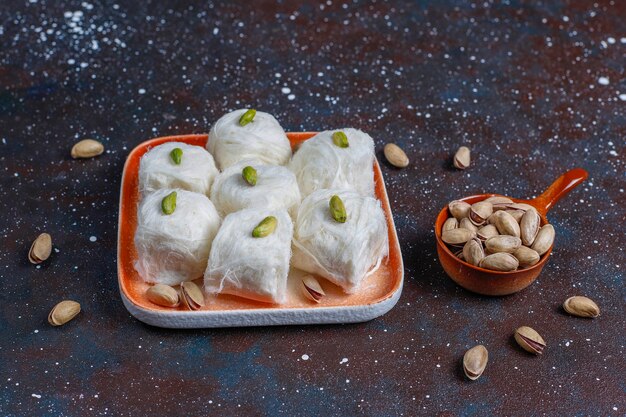 Pishmanie halva filo turco, dolce di zucchero filato.