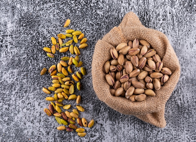 Pistacchi di vista superiore in sacco sull'orizzontale grigio di struttura