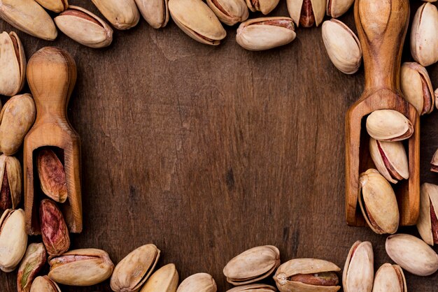 Pistacchi tostati e cornice di cucchiaio di legno