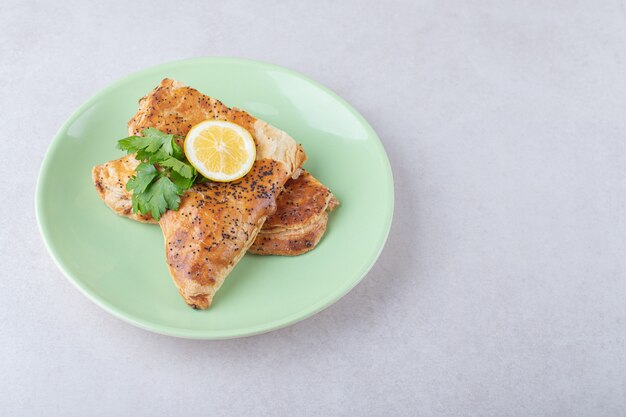 Pita Ramadan con fetta di limone sul piatto, sul marmo.