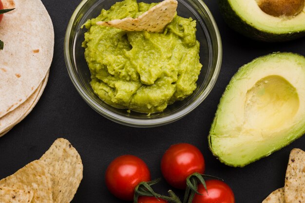 Pita vicino a verdure e salsa con nachos