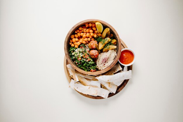 Piti nazionali con carne ed erbe all'interno della ciotola di ceramica con lavash e ketchup.
