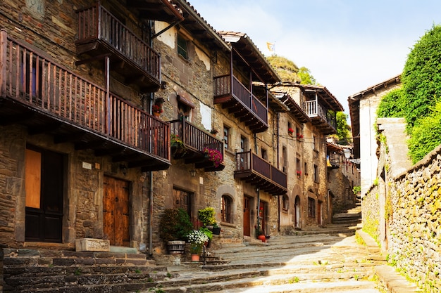 pittoresca vista del vecchio villaggio catalano