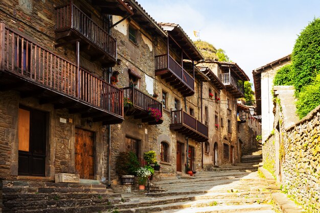 pittoresca vista del vecchio villaggio catalano