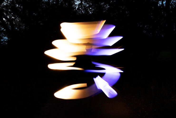 Foto gratuito pittura a luce viola e gialla brillante