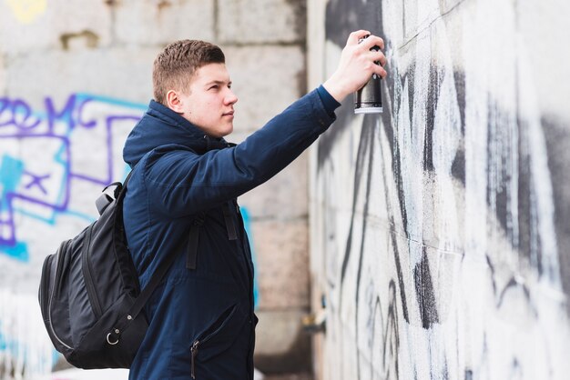 Pittura a spruzzo dell&#39;uomo sul muro