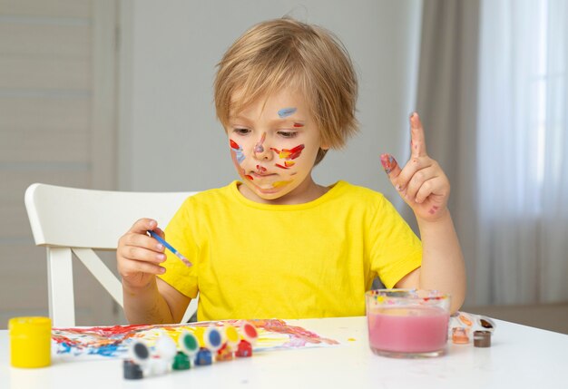 Pittura del ragazzo di vista frontale