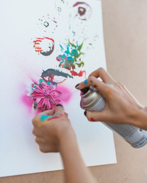 Pittura dell&#39;artista con bottiglia spray