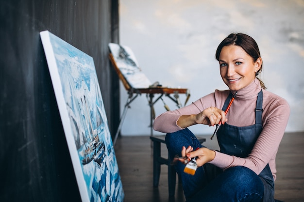 Pittura dell&#39;artista femminile in studio