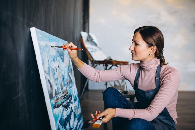 Pittura dell&#39;artista femminile in studio