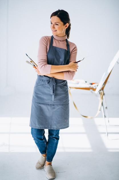 Pittura dell&#39;artista femminile in studio