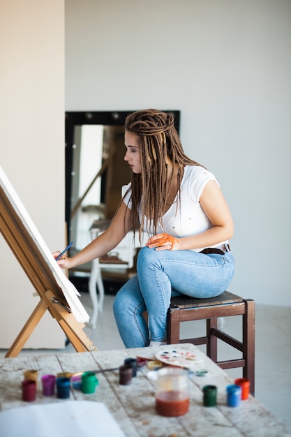 Pittura dell&#39;artista femminile su tela in studio