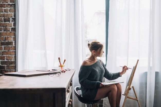 Pittura dell&#39;artista femminile