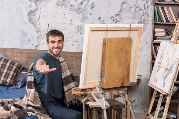 Pittura dell&#39;artista in studio