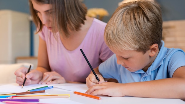 Pittura della madre del primo piano insieme al figlio