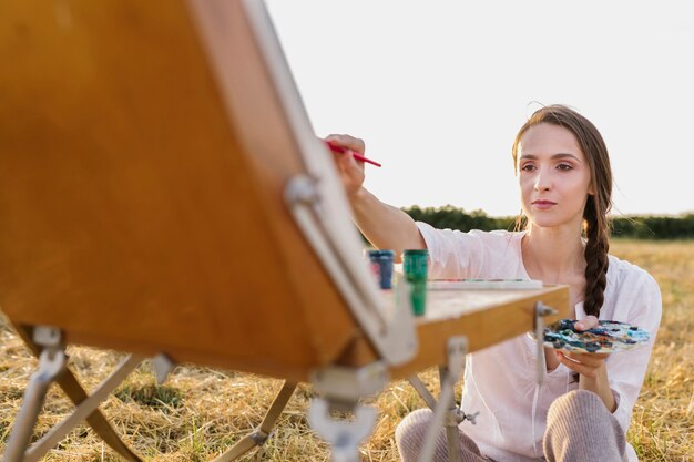 Pittura della mano della giovane donna di vista frontale