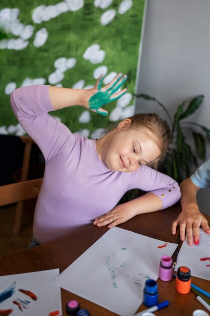 Pittura della ragazza del colpo medio con il palmo