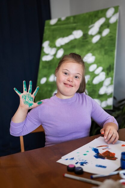 Pittura della ragazza di smiley del colpo medio