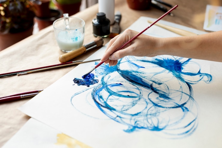 Foto gratuito pittura di talento della donna del primo piano