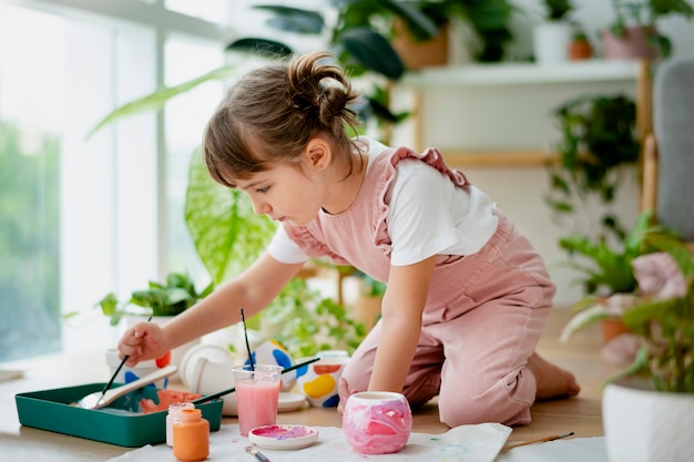 Pittura in vaso per bambina a casa