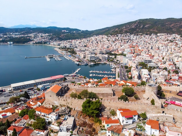 Più edifici sul costo del Mar Egeo con porto a Kavala, in Grecia