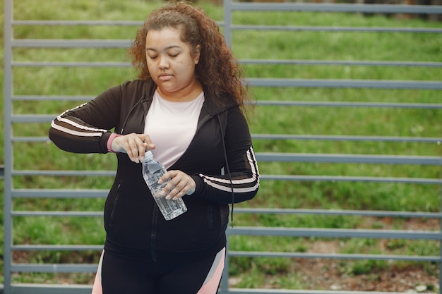 Più grande di una donna che fa esercizi di stretching