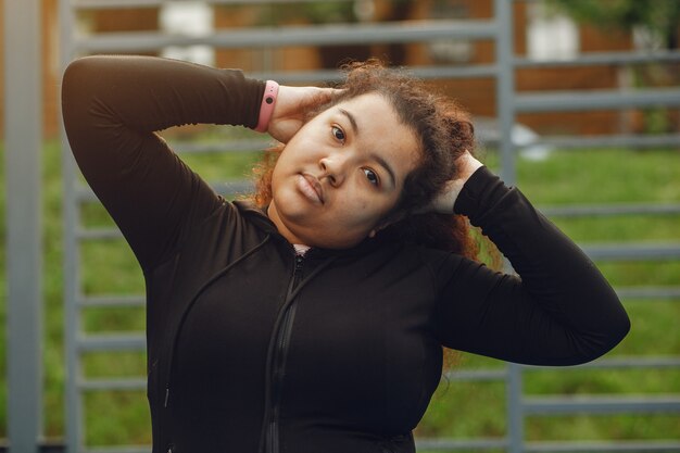 Più grande di una donna che fa esercizi di stretching