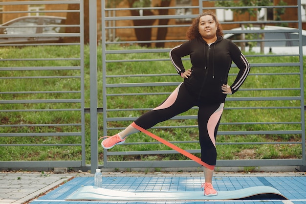 Più grande di una donna che fa esercizi di stretching