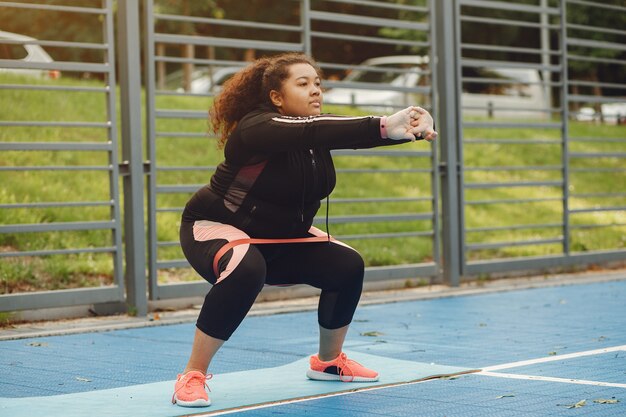 Più grande di una donna che fa esercizi di stretching